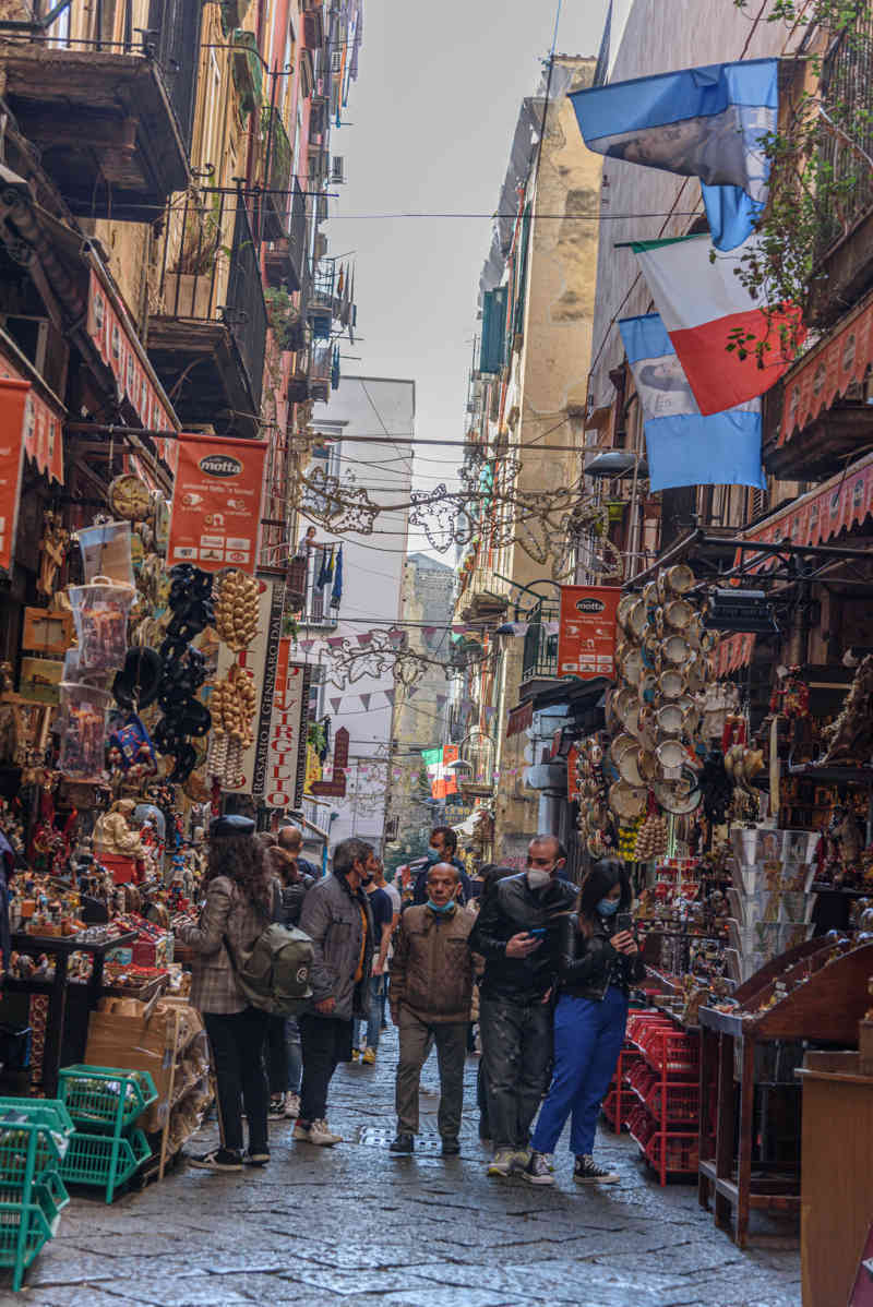 072 - Italia - Nápoles - Via San Gregorio Armeno.jpg